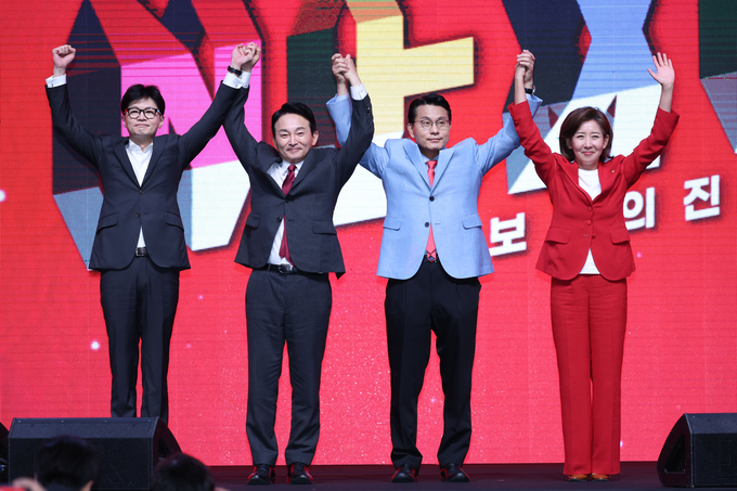한동훈(왼쪽부터), 원희룡, 윤상현, 나경원 국민의힘 당 대표 후보들이 12일 오후 대구 북구 엑스코에서 열린 국민의힘 제4차 전당대회 대구·경북 합동연설회에서 기념촬영을 하고 있다. 사진=뉴시스