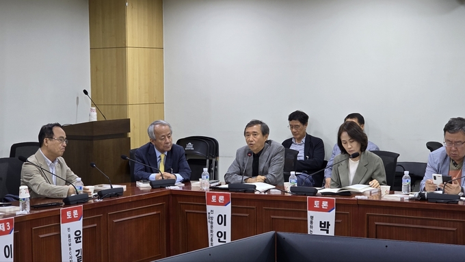 윤길용 전 울산MBC 사장(왼쪽부터), 이철영 자유언론국민연합 공동대표, 이인철 변호사, 박소영 행동하는 자유시민 상임대표, 오정근 바른언론시민행동 공동대표. 사진=심민섭 기자