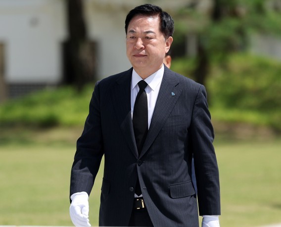  김두관 더불어민주당 대표 후보가 15일 오전 서울 동작구 국립현충원을 찾아 현충탑 참배를 위해 이동하고 있다. 사진=뉴시스