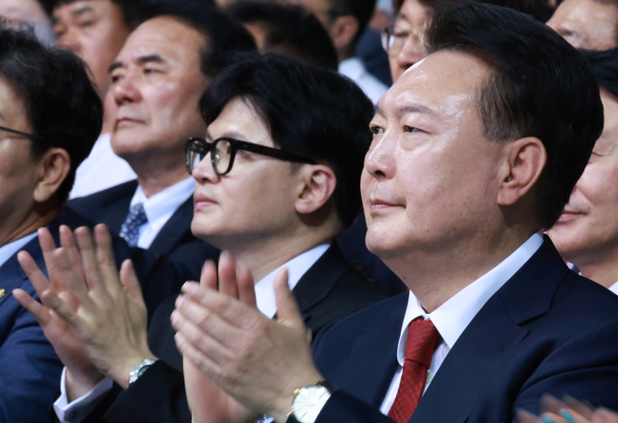 지난 4일 인천 남동체육관에서 열린 한국자유총연맹 창립 제70주년 기념식에 참석한 윤석열 대통령과 한동훈 전 법무부 장관. 사진=뉴시스