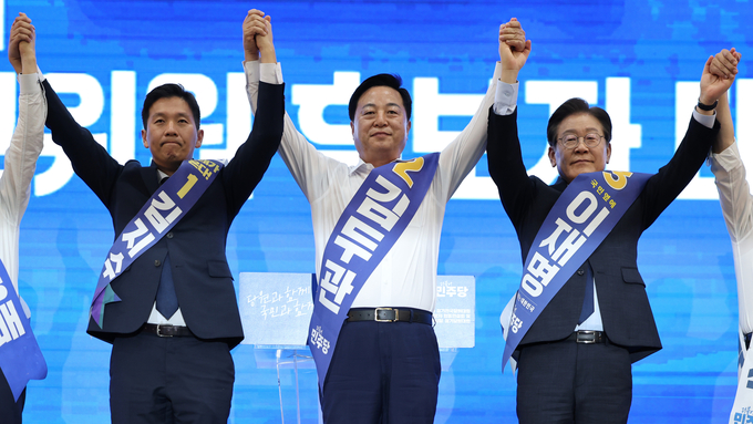  김지수(왼쪽부터), 김두관, 이재명 더불어민주당 당 대표 후보들이 21일 오후 대구 북구 엑스코에서 열린 제1차 정기전국당원대회 당 대표 및 최고위원 후보자 대구·경북지역 합동연설회에서 기념촬영을 하고 있다. 사진=뉴시스