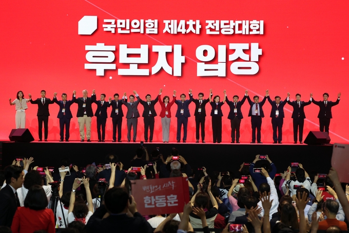 나경원, 원희룡, 윤상현, 한동훈 국민의힘 당 대표 후보와 최고위원 후보들이 23일 경기 고양 킨텍스에서 열린 제4차 국민의힘 전당대회에서 참석자들에게 인사를 하고 있다. 사진=뉴시스