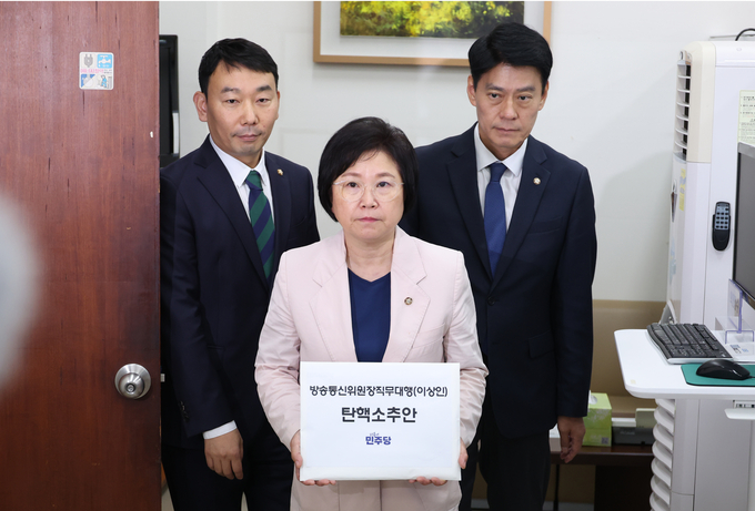 더불어민주당 김용민(왼쪽부터) 원내정책수석부대표와 김현 과방위 간사, 한민수 과방위원이 25일 서울 여의도 국회 의안과에서 이상인 방송통신위원장 직무대행 탄핵소추안을 제출하고 있다. 사진=뉴시스
