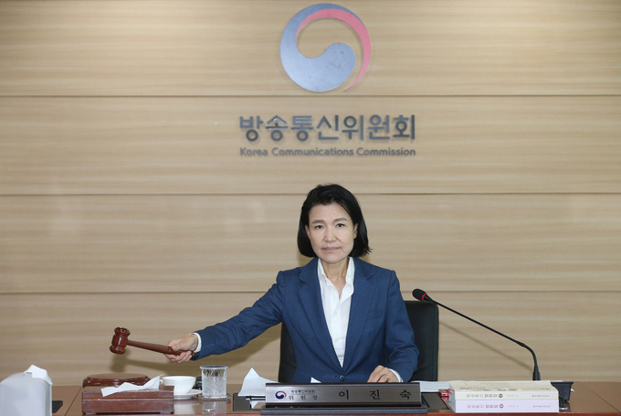  이진숙 신임 방송통신위원회 위원장이 31일 오후 정부과천청사에서 열린 전체회의에서 의사봉을 두드리고 있다. 사진=뉴시스