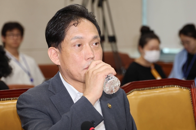 김태규 방송통신위원장 직무대행이 14일 오전 서울 여의도 국회에서 열린 과학기술정보방송통신위원회 전체회의 불법적 방문진 이사 선임 등 방송장악 관련 2차 청문회에서 물을 마시고 있다. 사진=뉴시스
