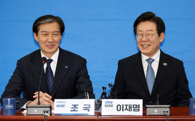 이재명(오른쪽) 더불어민주당 대표가 21일 오후 서울 여의도 국회에서 조국 조국혁신당 대표를 예방해 대화하고 있다. 사진=뉴시스