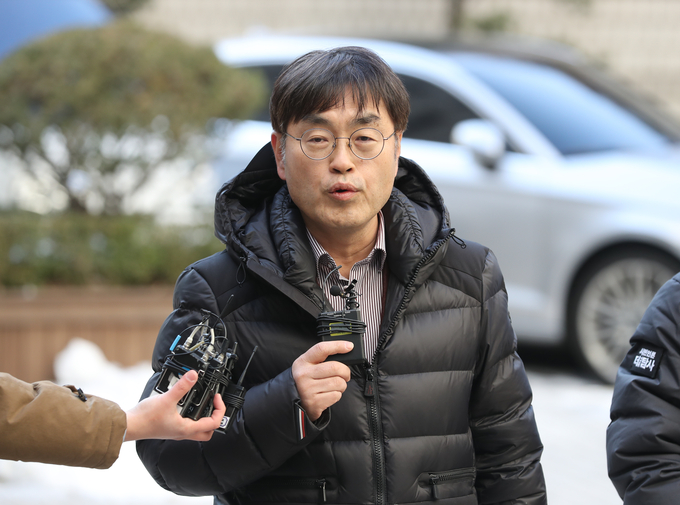  한동훈 국민의힘 대표에 대한 보복범죄 및 주거침입 혐의를 받는 시민언론 더탐사 강진구 전 대표가 2022년 12월 29일 서울 서초구 서울중앙지방법원에서 구속 전 피의자 심문 출석에 앞서 기자회견을 하고 있다.. 사진=뉴시스