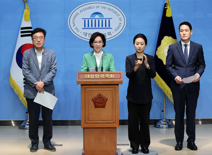 27일 오후 서울 여의도 국회 소통관에서 이인선(왼쪽 두 번째) 여성가족위원회 위원장과 서범수(왼쪽) 국민의힘, 김한규 더불어민주당 간사와 함께 딥페이크 범죄 관련 기자회견을 하고 있다. 사진=뉴시스