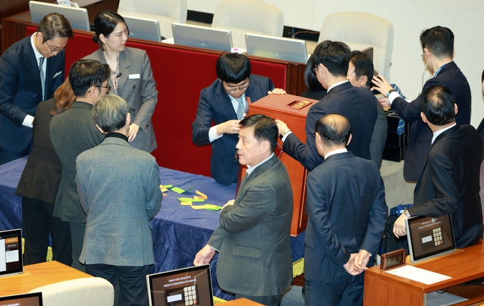 지난해 12월 1일 오후 서울 여의도 국회에서 열린 제410회국회(정기회) 제13차 본회의에서 감표위원들이 손준성·이정섭 검사 탄핵소추안 투표지를 확인하는 작업을 하고 있다. 사진=뉴시스