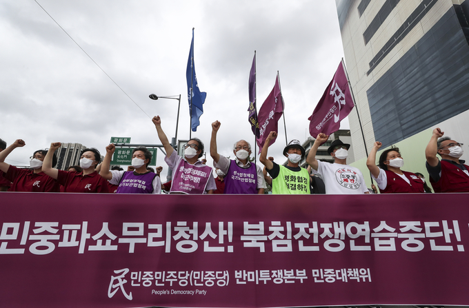민중민주당 반미투쟁본부 민중대책위원회 관계자들이 지난 2022년 8월 15일 서울 광화문 미국대사관 인근에서 광복 77주년 주한 미군 철군 촉구 집회에서 구호를 외치고 있다. 사진=뉴시스