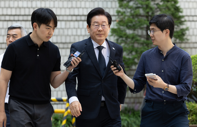 이재명 더불어민주당 대표가 10일 오전 서울 서초구 서울중앙지방법원에서 열린 '대장동 배임 및 성남FC 뇌물 의혹' 관련 45차 공판에 출석하고 있다. 사진=뉴시스