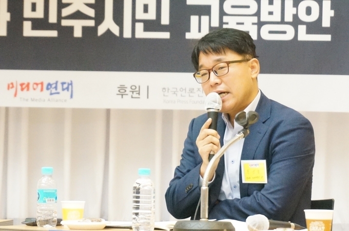홍성철 경기대 미디어영상학과 교수가 24일 서울 한국방송회관에서 미디어연대 주최로 열린 세미나에서 발언하고 있다. 글·사진=송원근 