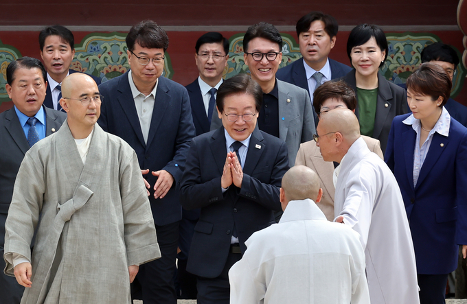 이재명 더불어민주당 대표가 25일 부산 금정구 범어사를 방문, 주지 정오 스님과 인사하고 있다. 사진=뉴시스