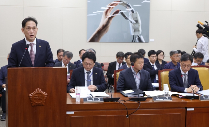 김태규 방통위원장 직무대행이 7일 오전 서울 여의도 국회 과학기술정보방송통신위원회에서 열린 방송통신위원회 등에 대한 국정감사에서 업무보고를 하고 있다. 사진=뉴시스