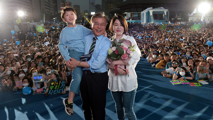 지난 2017년 5월8일 문재인 당시 더불어민주당 대선후보가 서울 광화문광장에서 진행된 제19대 대통령 선거 마지막 유세에서 딸 문다혜 씨와 손자로부터 카네이션을 선물받고 기념촬영을 하고 있다. 사진=뉴시스