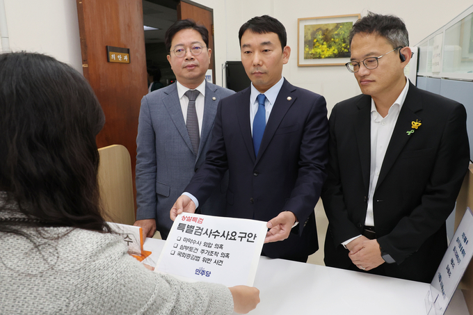 김용민 더불어민주당 원내정책수석부대표(가운데)와 박주민(오른쪽)·김승원 의원이 8일 오전 서울 여의도 국회 의안과에 상설특검 특별검사수사요구안을 제출하고 있다. 사진=뉴시스