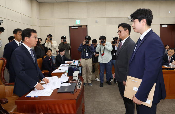 10일 오전 서울 여의도 국회에서 열린 행정안전위원회 국정감사에서 신정훈 행안위원장이 증인 불출석한 명태균씨와 김영선 전 국민의힘 의원에 동행명령장을 발부, 경위에게 전달하고 있다. 사진=뉴시스