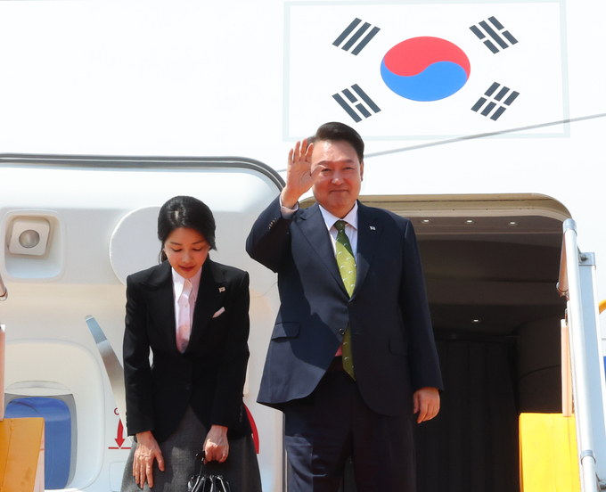 한-아세안 정상회의 일정을 마치고 귀국길에 오르는 윤석열 대통령과 부인 김건희 여사가 11일(현지시각) 라오스 비엔티안 왓타이 국제공항에서 공군 1호기에 탑승하고 있다. 사진=뉴시스