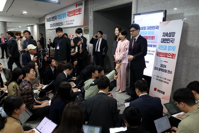 한동훈 국민의힘 대표가 17일 오후 서울 여의도 국회 의원회관 대회의실에서 열린 '2024 국민의힘 전국 광역의원 연수' 행사를 마치고 취재진의 질문에 답변하고 있다. 사진=뉴시스