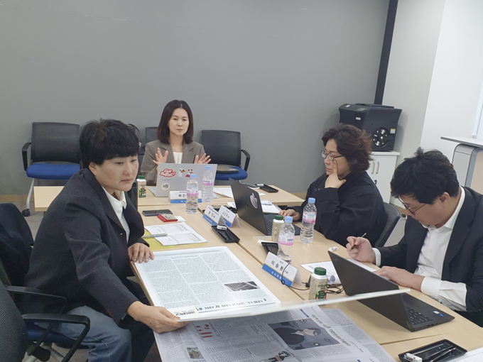 2024 대학신문 생명존중 기사공모전 심사회의 모습. 사진=인터넷신문윤리위원회 제공