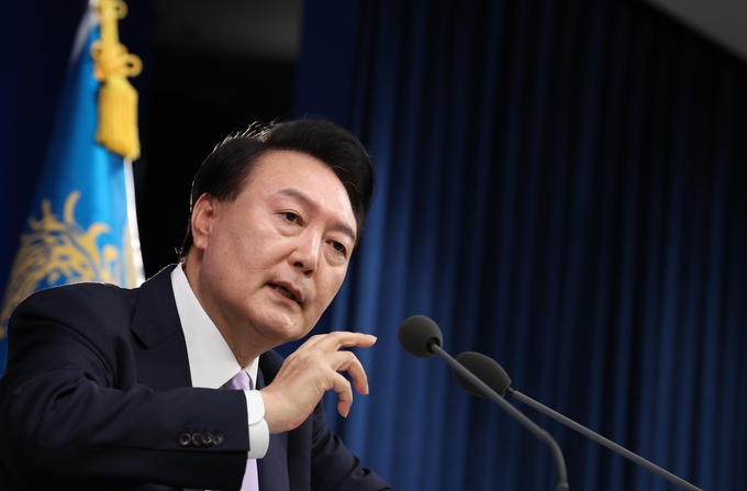 석열 대통령이 7일 서울 용산 대통령실 청사에서 대국민 담화 및 기자회견을 하며 기자들의 질문에 답하고 있다. 사진=뉴시스