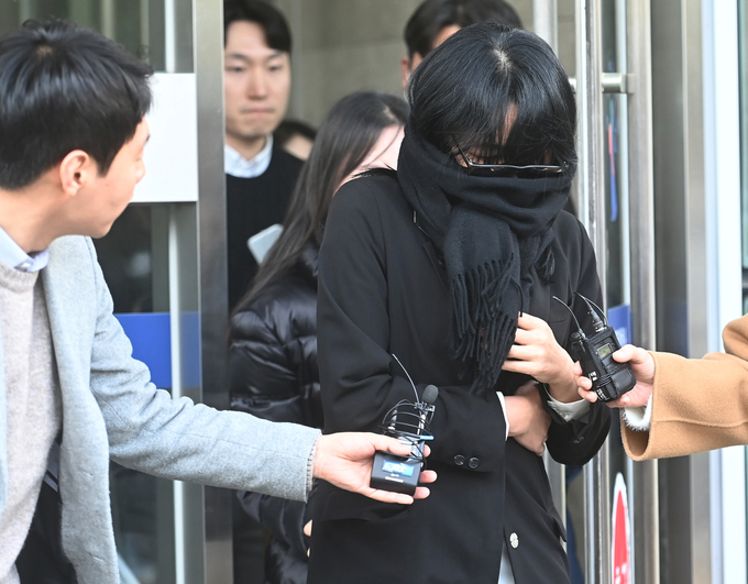 더불어민주당 이재명 대표 배우자 김혜경 씨의 '법인카드 유용 의혹'과 관련해 공직선거법 위반 혐의로 2심에서 징역형을 선고받은 전 경기도청 5급 별정직 공무원 배모 씨가 지난 2월 14일 경기도 수원지방법원을 나서고 있다. 사진=뉴시스