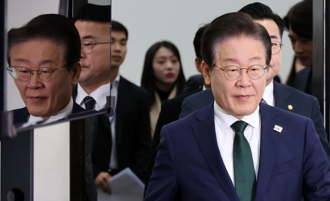  이재명 더불어민주당 대표와 박찬대 원내대표 등 지도부가 18일 오전 서울 여의도 국회에서 열린 최고위원회의에 참석하고 있다. 사진=뉴시스