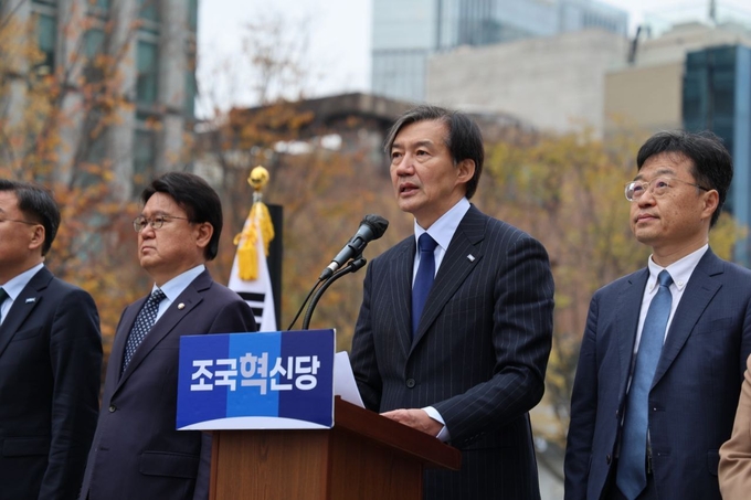 조국 조국혁신당 대표가 20일 서울 광화문광장에서 '3년은 너무 길다 특별위원회(탄추위)'의 ‘대통령 윤석열 탄핵소추안 공개 기자회견’을 열고 탄핵소추안에 대해 설명하고 있다. 사진=조국혁신당 홈페이지.