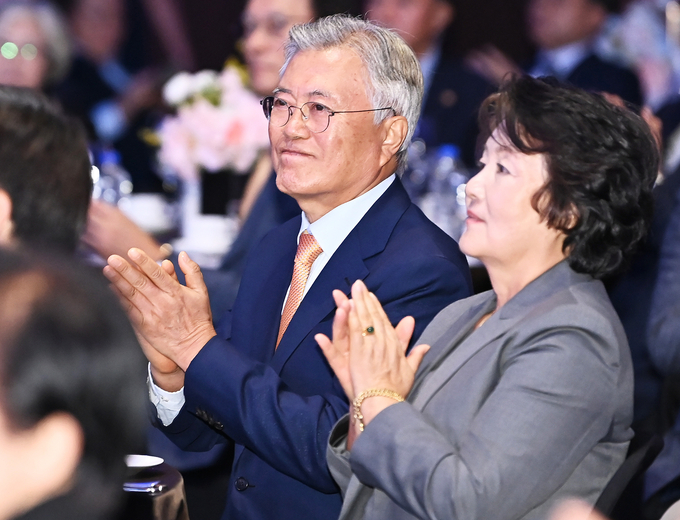 문재인 전 대통령 내외가 지난달 4일 경기 수원시 영통구 수원컨벤션센터에서 열린 10.4 남북정상선언 17주년 기념식에 참석해 박수를 치고 있다. 사진=뉴시스