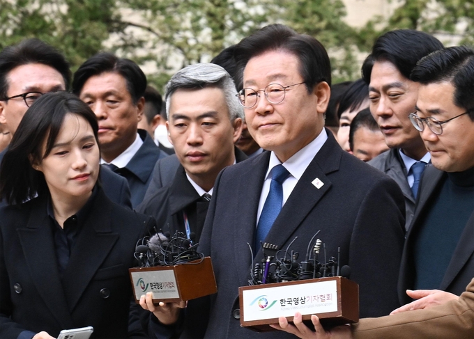  이재명 더불어민주당 대표가 25일 서울 서초구 중앙지방법원에서 위증교사 혐의 재판 1심 선고 무죄 판결을 받은 후 법원을 떠나고 있다. 사진=뉴시스