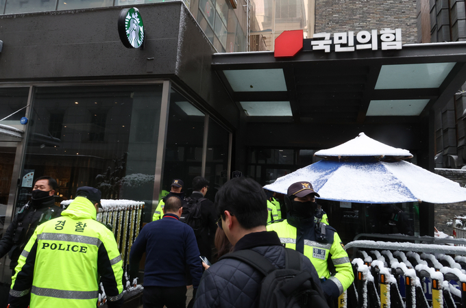 검찰이 '명태균 공천개입 의혹'과 관련해 27일 오전 서울 여의도 국민의힘 중앙당사를 압수수색을 하고 있다. 사진은 국힘 중앙당사 모습. 사진=뉴시스