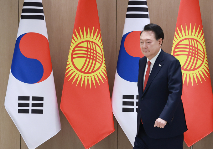 윤석열 대통령이 3일 서울 용산 대통령실에서 사디르 자파로프 키르기스스탄 대통령과 한·키르기스스탄 정상회담에서 기념촬영 뒤 자리로 향하고 있다. (대통령실통신사진기자단) 사진=뉴시스