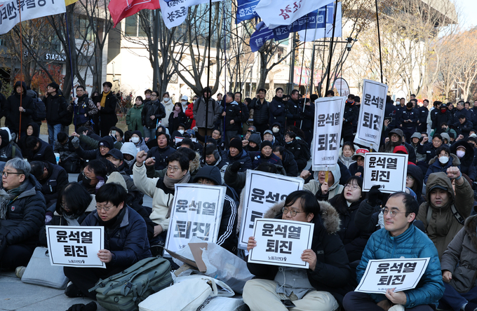 윤석열 대통령이 긴급 담화로 비상계엄 해제를 선언한 가운데 민주노총이 4일 오전 서울 종로구 광화문 광장에서 위헌적 계엄 규탄 및 민주노총 무기한 총파업을 선언하며 집회를 하고 있다. 사진=뉴시스