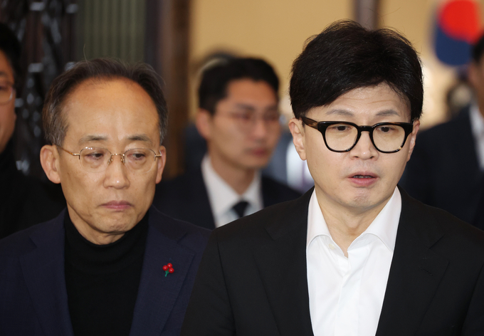 한동훈 국민의힘 대표와 추경호 원내대표가 4일 서울 여의도 국회에서 비상의원총회를 마친 후 취재진 질문에 답하고 있다. 사진=뉴시스