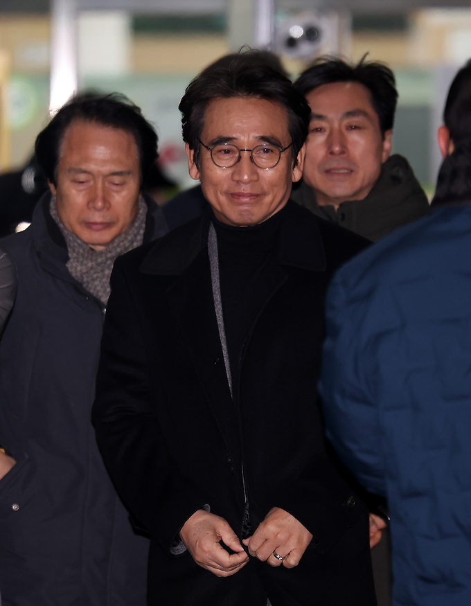 유시민 전 노무현재단 이사장이 21일 오후 서울 마포구 서울서부지방법원에서 열린 한동훈 법무부 장관에 대한 명예훼손 혐의 항소심 선고기일에서 벌금형을 선고 받은 후 법원을 나서고 있다. 사진=뉴시스
