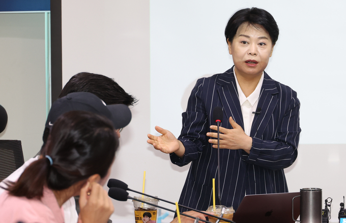 윤희숙 전 국민의힘 의원이 지난 6월 6일 서울 여의도 국회 의원회관 간담회의실에서 국민의힘 3040세대 모임 ‘첫목회’ 회원들을 대상으로 연금개혁과 관련한 강연을 하고 있다. 사진=뉴시스