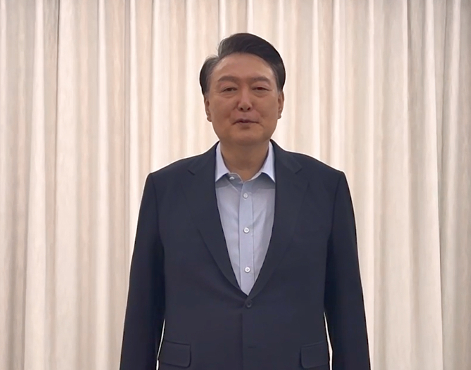 윤석열 대통령이 고위공직자범죄수사처와 경찰이 체포영장 재집행에 나선 15일 관저에서 촬영된 것으로 보이는 영상을 통해 '국민께 드리는 말씀'을 발표하고 있다. 사진=뉴시스