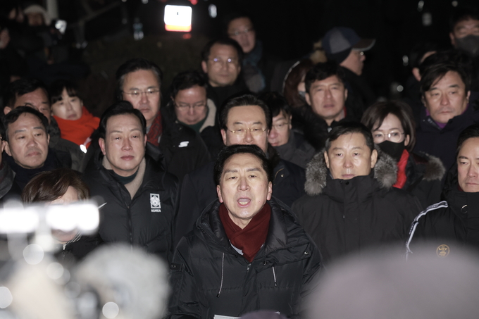 기현 국민의힘 의원을 비롯한 소속 의원들이 15일 서울 용산구 대통령 관저 앞에 모인 취재진에게 입장을 밝히고 있다. 사진=뉴시스