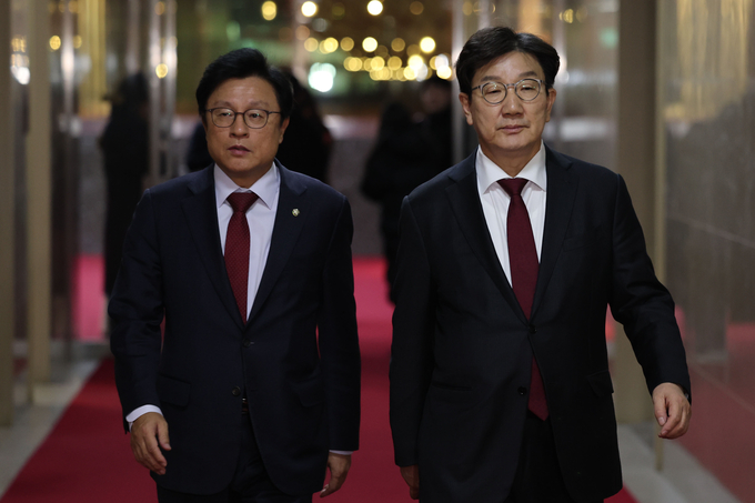 권성동 국민의힘 원내대표와 박형수 원내수석부대표가 16일 오후 서울 여의도 국회에서 우원식 국회의장과 면담을 위해 국회의장실로 이동하고 있다. 사진=뉴시스