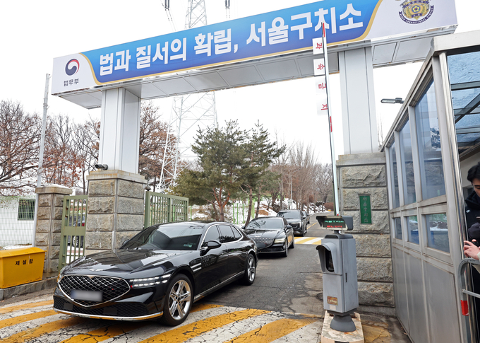 서울구치소에 수감된 윤석열 대통령의 일반인 접견 금지 조치가 해제된 31일 정진석 대통령비서실장 탑승 추정 차량들이 경기도 의왕시 서울구치소 정문을 통해 나오고 있다. 사진=뉴시스