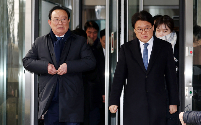 송철호(왼쪽) 전 울산시장과 황운하 조국혁신당 원내대표가 4일 오전 서울 서초구 서울고등법원에서 열린 '청와대 하명수사 및 선거개입 의혹'과 관련 항소심선고공판에서 무죄를 선고 받은 후 법정을 나서고 있다. 사진=뉴시스
