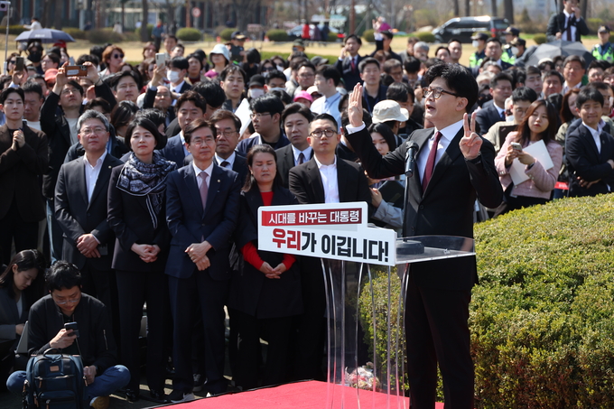 한동훈 전 국민의힘 대표가 10일 국회 분수대 앞에서 대선 출마를 선언하고 있다. 사진=뉴시스
