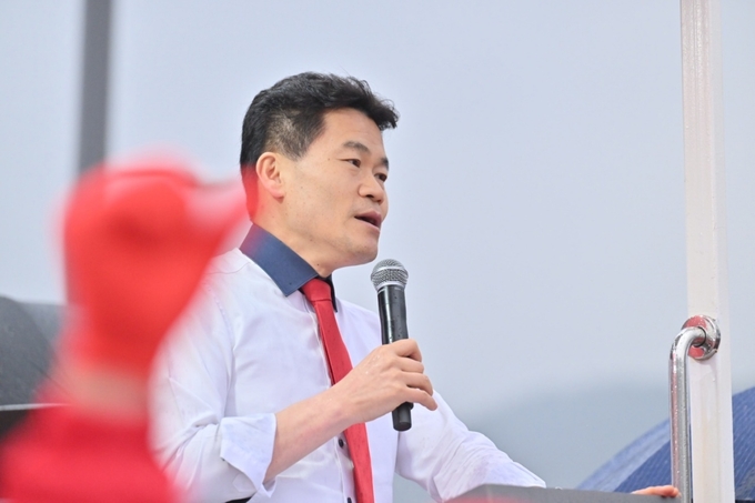 전한길 강사가 지난달 27일 경남 거제시 고현매립지에서 열린 국민의힘 박환기 거제시장 후보 집중유세에서 지지 발언을 하고 있다. 사진=뉴시스