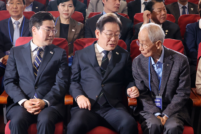 30일 오후 서울 여의도 국회 의원회관에서 열린 더불어민주당 제21대 대통령선거 '진짜 대한민국' 중앙선거대책위원회 출범식. 사진=뉴시스
