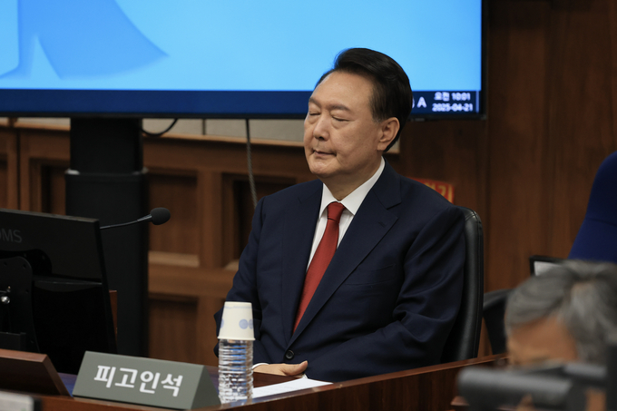 12·3 비상계엄을 선포해 내란 우두머리 혐의로 재판에 넘겨진 윤석열 전 대통령이 지난달 21일 오전 서울 서초구 서울중앙지법 417호 법정에 앉아 재판 시작을 기다리고 있다. 사진=뉴시스