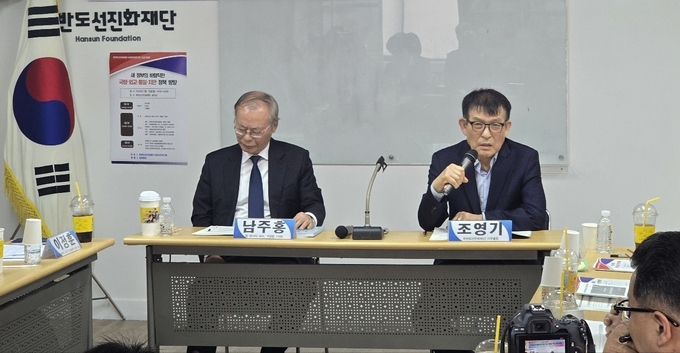 조영기 한반도선진화재단 사무총장(오른쪽)이 19일 서울 충무로 한반도선진화재단 회의실에서 열린 ‘새 정부의 바람직한 국방·외교·통일·치안 정책방향’이라는 간담회에서 대북정책과 통일에 대해 말하고 있다. 글·사진= 심민섭.