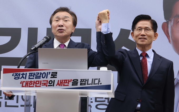 손학규 전 바른미래당 대표가 22일 오전 서울 여의도 국민의힘 중앙당사에서 김문수(오른쪽) 대선후보 지지를 선언한 후 함께 손을 맞잡아 들고 있다. 사진=뉴시스