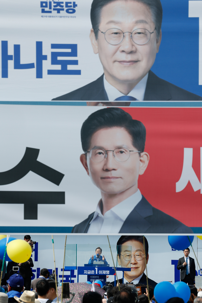 이재명 더불어민주당 대선후보가 21일 인천 부평구 부평역 북광장에서 열린 집중유세에서 지지호소를 하고 있는 가운데 이 후보와 김문수 국민의힘 대선 후보 현수막이 주변에 걸려있다. 사진=뉴시스