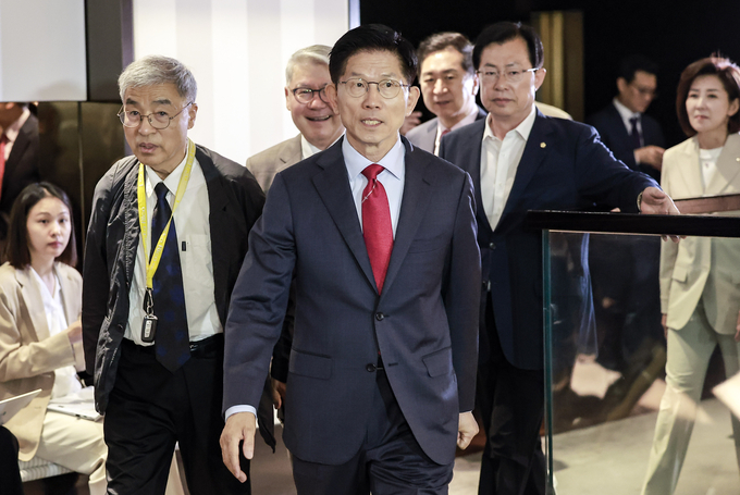 김문수 국민의힘 대선 후보가 23일 서울 중구 더플라자호텔에서 열린 제3회 국가와 민족을 위한 조찬기도회에 참석하고 있다. 사진=뉴시스