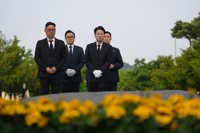 이준석 개혁신당 대선 후보가 23일 경남 김해 노무현 전 대통령 묘소를 참배하고 있다. 사진=뉴시스